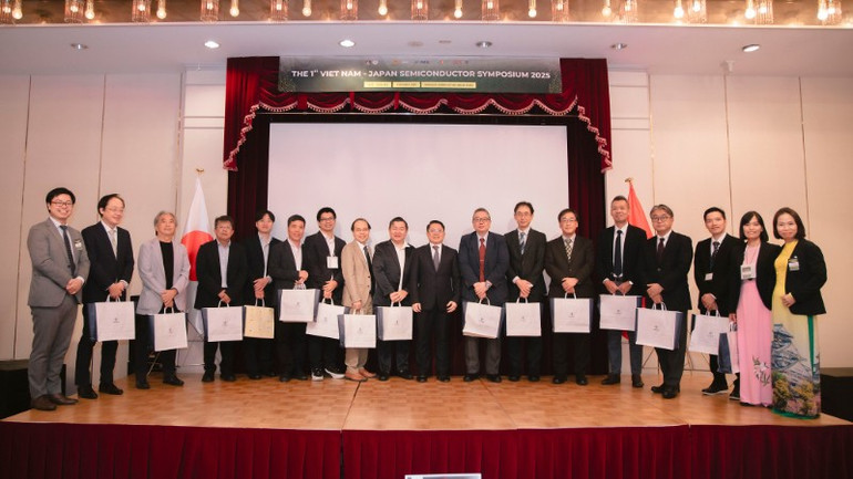 Các diễn giả khách mời tại Hội nghị và thành viên chính Ban Liên lạc thúc đẩy hợp tác bán dẫn Việt Nam-Nhật Bản. (Ảnh: Tổng lãnh sự quán Việt Nam tại Osaka) am10846-3837.jpg