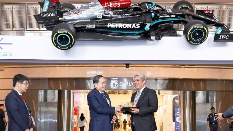 Chủ tịch Quốc hội Trần Thanh Mẫn tặng quà lưu niệm Tập đoàn Petronas. (Ảnh: Doãn Tấn/TTXVN) tap-doan-2-148.jpg
