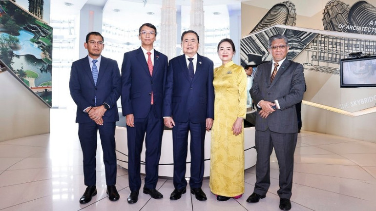 Chủ tịch Quốc hội Trần Thanh Mẫn và Phu nhân thăm trụ sở và làm việc với Tập đoàn Petronas. (Ảnh: Doãn Tấn/TTXVN) tap-doan-3-2706.jpg