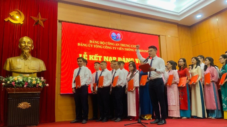 Đồng chí Ngô Đức Tùng Dương thay mặt các đồng chí đảng viên mới đọc lời tuyên thệ, nguyện quyết tâm phấn đấu để luôn xứng đáng là người đảng viên gương mẫu, hoàn thành tốt mọi nhiệm vụ được giao. z7101973721453-bcf34d30e04d880c4ecd59a1aa716489-7390.jpg