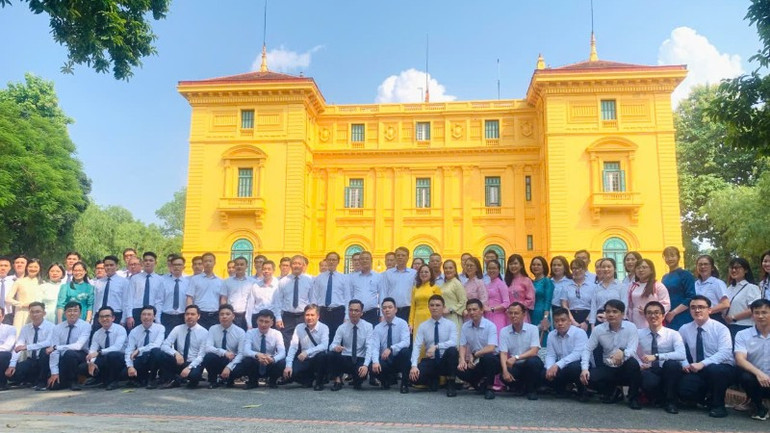 Các đại biểu và các đồng chí đảng viên mới chụp ảnh lưu niệm tại Phủ Chủ tịch. z7101982475499-a414c0c091aff2cbcc0d89487a2cd315-3688.jpg