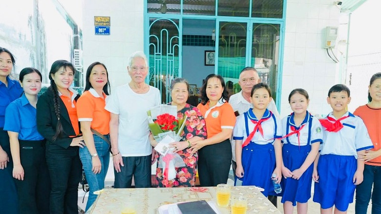 Đoàn đến thăm, tặng quà bà tri ân bà Nguyễn Thị Bạc, thương binh hạng 4/4 tại phường Bạc Liêu. img-2670-4370.jpg