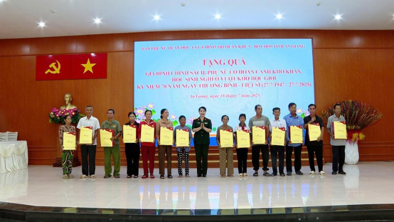 Đoàn công tác Ban Phụ nữ Quân đội tặng quà các gia đình chính sách và phụ nữ khó khăn ở An Giang. a4-2213.jpg
