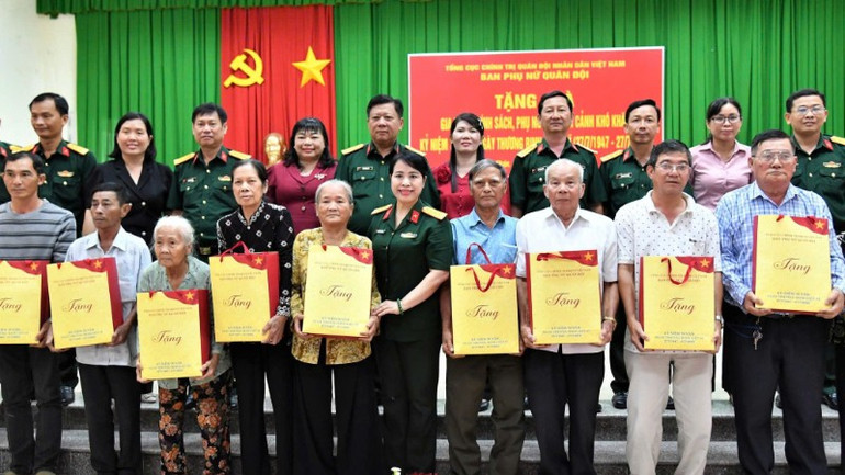 Đoàn công tác Ban Phụ nữ Quân đội tặng quà các gia đình chính sách và phụ nữ khó khăn ở Đồng Tháp. a3-2201.jpg