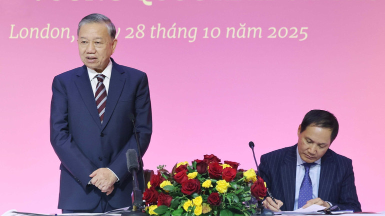 Tổng Bí thư Tô Lâm phát biểu. (Ảnh: Thống Nhất/TTXVN) vna-potal-tong-bi-thu-to-lam-gap-go-can-bo-nhan-vien-dai-su-quan-va-cong-dong-nguoi-viet-nam-tai-anh-8371072-6466.jpg