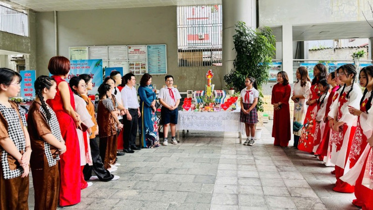 Thầy và trò Trường tiểu học An Hòa, phường Cầu Giấy, thành phố Hà Nội trong chương trình Ngày sách và Văn hóa đọc Việt Nam năm 2025. (Ảnh: THU HUYỀN) 498585831-1301054958686920-551260331417757700-n-3288.jpg