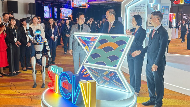 Mr. Tan See Leng, Minister for Manpower, Minister-in-charge of Energy, Science and Technology, Minister for Trade and Industry of Singapore and representatives of the Singapore Energy Market Authority pressed the button to open the Singapore International Energy Week (SIEW) 2025. ong-tan-see-leng-bo-truong-nhan-luc-bo-truong-phu-trach-nang-luong-khoa-hoc-va-cong-nghe-bo-truong-thuong-mai-va-cong-nghiep-cung-dai-dien-co-quan-nang-luong-thi-truong-singapore-an-nut-khai-mac-tuan-le-nang-lu-9094.jpg