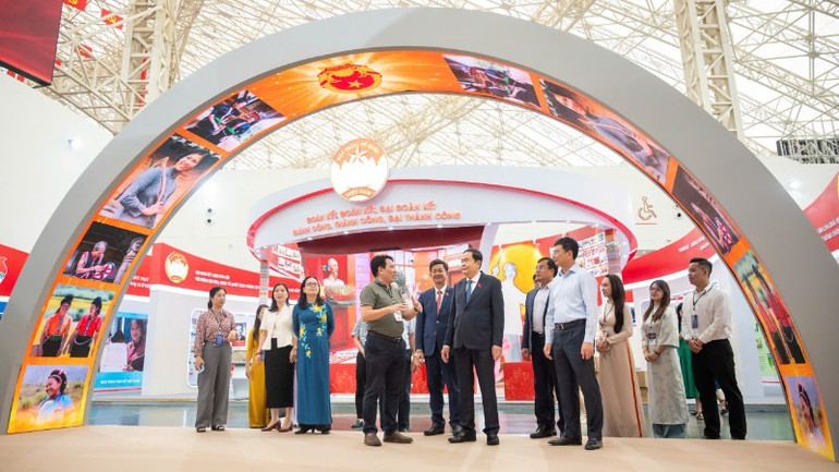 Chủ tịch Quốc hội Trần Thanh Mẫn thăm gian trưng bày của Viện Hàn lâm Khoa học Xã hội Việt Nam. (Ảnh: DUY LINH) img-20250827-143958-1296.jpg
