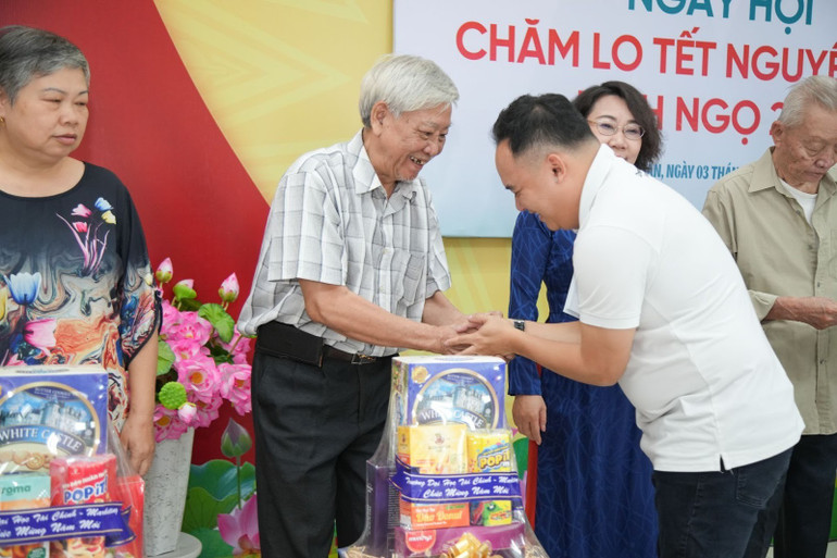 Mỗi phần quà không chỉ góp phần hỗ trợ đời sống dịp cuối năm, mà còn là sự động viên để bà con đón Tết thêm ấm áp, đủ đầy hơn.