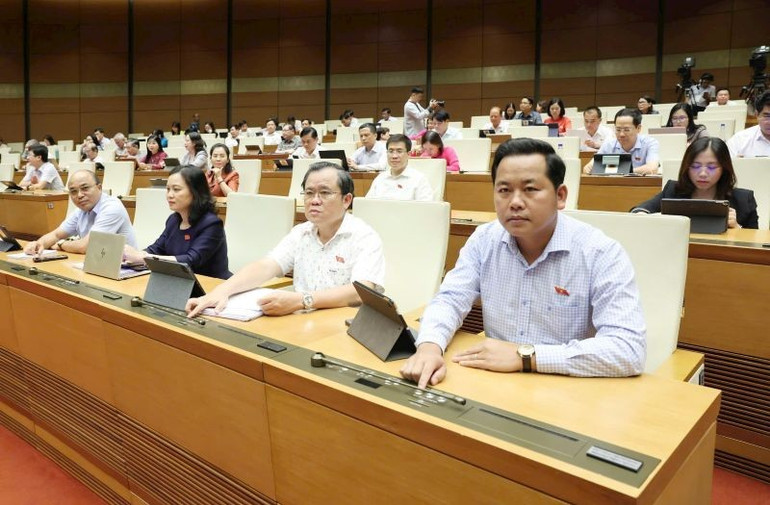 Các đại biểu tham gia thảo luận về tình hình kinh tế-xã hội và dự án Luật Đường sắt (sửa đổi). dai-bieu-qh.jpg