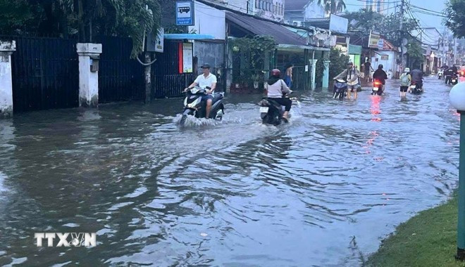 Triều cường dâng cao tại Khu vực Bình Quới-Thanh Đa (Thành phố Hồ Chí Minh) sáng sớm 6/11/2025. (Ảnh: Trung Tuyến/TTXVN)