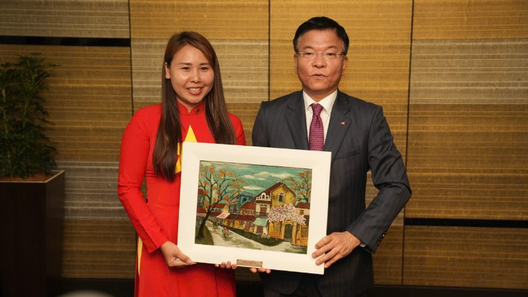 Phó Thủ tướng Lê Thành Long tặng tranh cộng đồng người Việt tại Kansai. 0555fff7622fe971b03e-6240.jpg