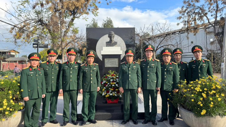 Đồng chí Thượng tướng Phùng Sĩ Tấn và Đoàn công tác dâng hoa tưởng niệm Chủ tịch Hồ Chí Minh trước Tượng đài của Người trong khuôn viên Công viên mang tên Hồ Chí Minh ở Thủ đô Santiago de Chile. 3-7128.png