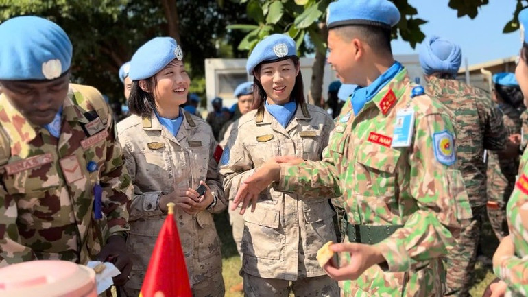 Chiến sĩ “mũ nồi xanh” Việt Nam giới thiệu về ẩm thực Việt Nam với bạn bè quốc tế. lhq3-4972.jpg