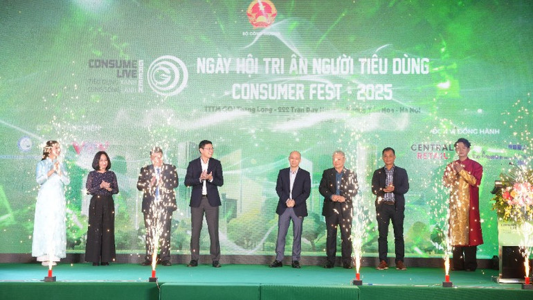 Các đại biểu tham gia chương trình “Ngày hội tri ân người tiêu dùng - Consumer fest 2025” tối 24/10. dsc07329-6848.jpg