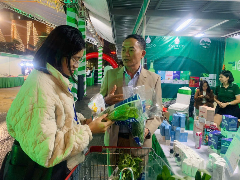 Đây cũng là dịp để người tiêu dùng gặp gỡ trực tiếp đội ngũ phát triển sản phẩm, nhân viên phục vụ và đại diện các thương hiệu. z7151801457731-fe4006a237eed4ee012ffbfadad4580c.jpg