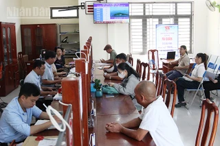 Trung tâm phục vụ hành chính công xã Bà Nà (Đà Nẵng) giải quyết thủ tục hành chính cho người dân.