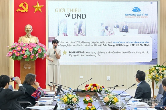 Hội đồng Giám khảo lắng nghe phần thuyết trình, sau đó phản biện và đối thoại với đại diện dự án tại Vòng Chung kết, ngày 15/11. (Ảnh: THỦY NGUYÊN)