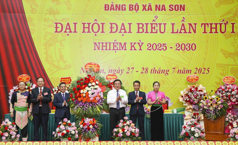 Đồng chí Nguyễn Xuân Thắng chúc mừng đại hội. img-8319.jpg