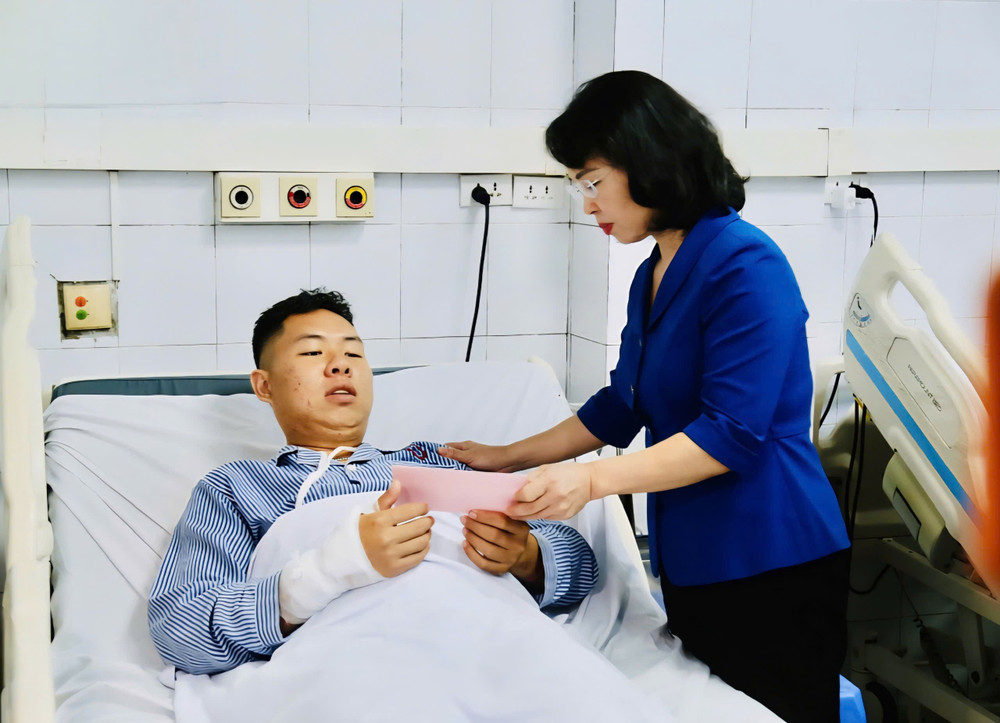 Lãnh đạo tỉnh Quảng Ninh thăm hỏi các nạn nhân đang được điều trị tại Bệnh viện đa khoa tỉnh Quảng Ninh. img-8108.jpg