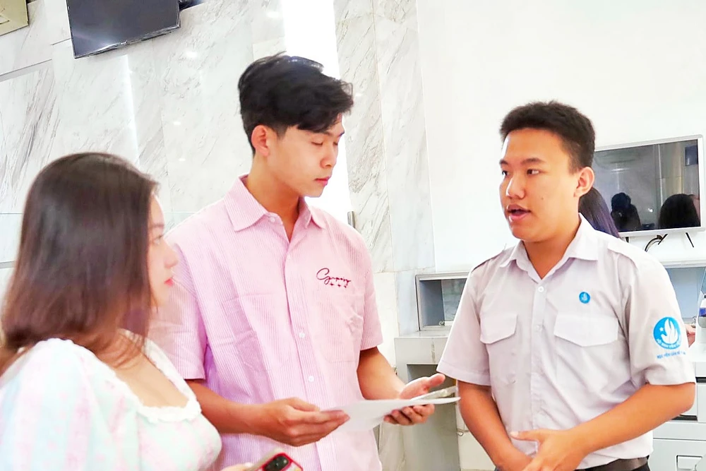 Người dân thực hiện thủ tục hành chính tại Trung tâm hành chính công tại Ủy ban nhân dân phường Sài Gòn.