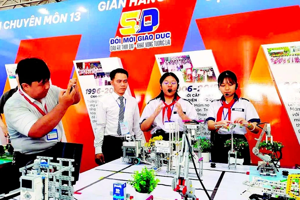 Học sinh Thành phố Hồ Chí Minh trải nghiệm các sản phẩm công nghệ tiên tiến ứng dụng trong giáo dục.