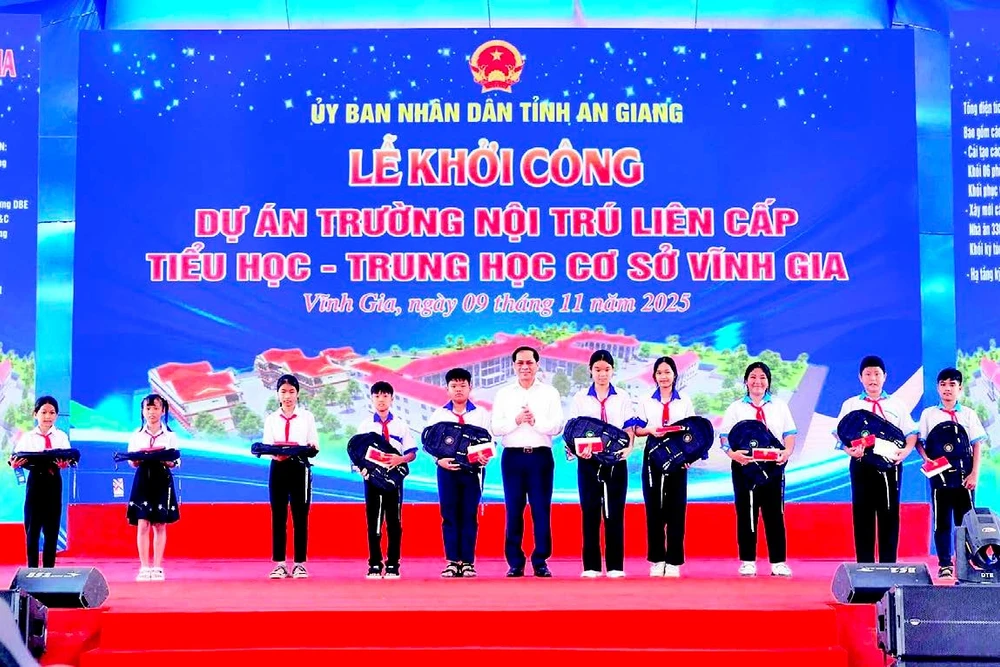 Phó Thủ tướng Chính phủ Bùi Thanh Sơn tặng quà cho học sinh có hoàn cảnh khó khăn của Trường trung học cơ sở Lương An Trà.