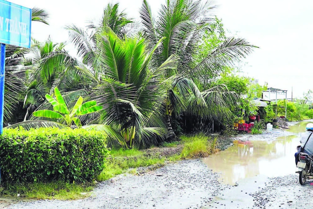 Mặt đường ô-tô về trung tâm xã Tân Tiến hầu như không còn chỗ lành, phương tiện lưu thông phải nhích từng chút vì không còn con đường nào khác về xã.