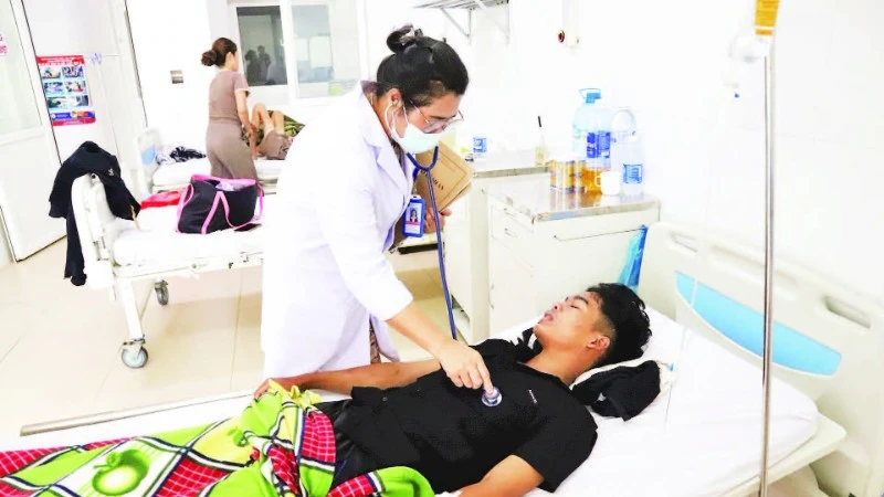 Bệnh nhân mắc sốt xuất huyết đang được điều trị tại Khoa Truyền nhiễm, Bệnh viện đa khoa vùng Tây Nguyên.