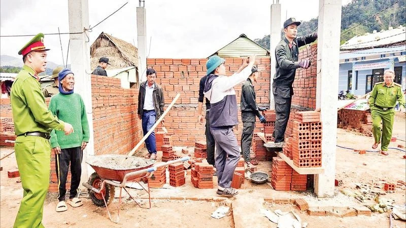 Lực lượng công an thành phố Đà Nẵng tổ chức xây nhà mới cho người dân của xã A Vương.