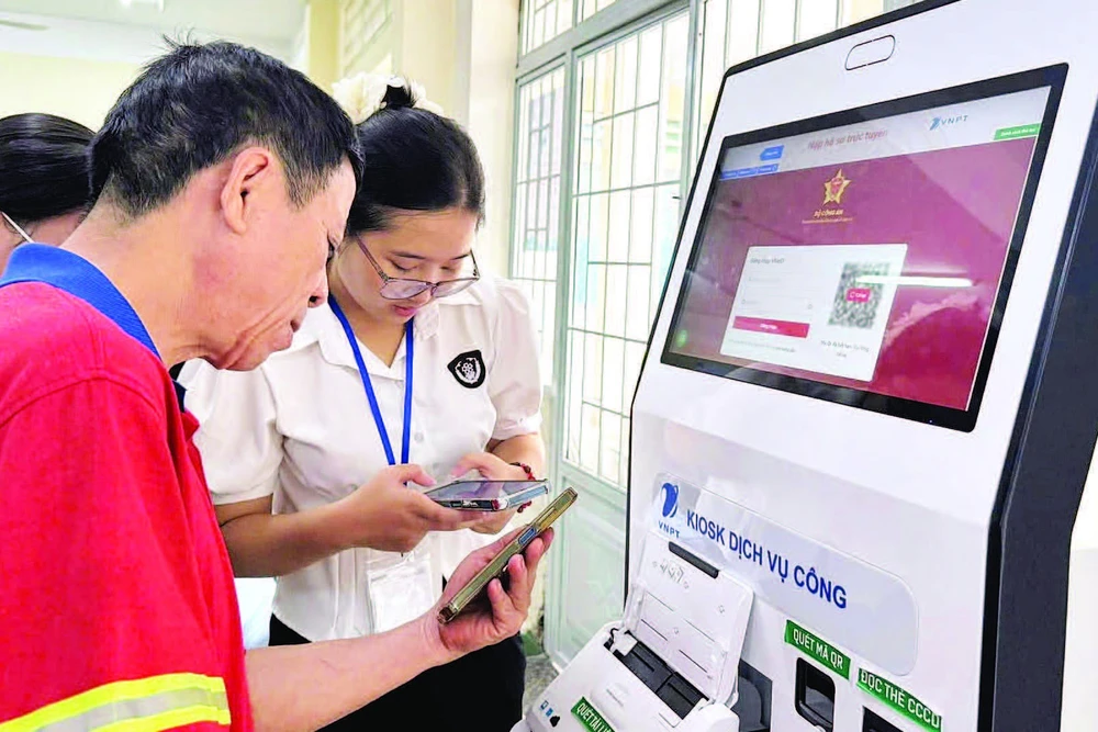 Cán bộ Trung tâm Phục vụ hành chính công phường Tam Hiệp hướng dẫn người dân sử dụng dịch vụ công.