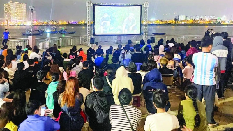 Chiếu phim miễn phí ngoài trời trong khuôn khổ Liên hoan phim châu Á Đà Nẵng.