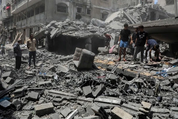 Cảnh đổ nát sau cuộc không kích của Israel tại Al-Rimal, Gaza. (Ảnh: THX/TTXVN)