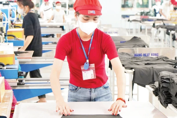 Sản xuất hàng xuất khẩu tại Công ty TNHH May Tinh Lợi, Khu Công nghiệp Nam Sách, Hải Phòng. (Ảnh: TUỆ NGHI)