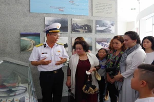 Đồng chí Thượng tá Phùng Văn Uẩn, Phó Bí thư Đảng ủy, Trung đoàn trưởng Trung đoàn 451 tuyên truyền lịch sử tại Khu trưng bày hiện vật, Khu tưởng niệm Chiến sĩ Gạc Ma. (Ảnh: CTV HQ) 