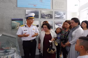 Đồng chí Thượng tá Phùng Văn Uẩn, Phó Bí thư Đảng ủy, Trung đoàn trưởng Trung đoàn 451 tuyên truyền lịch sử tại Khu trưng bày hiện vật, Khu tưởng niệm Chiến sĩ Gạc Ma. (Ảnh: CTV HQ) 