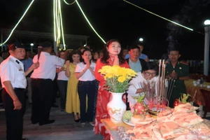 Những người cựu binh Trường Sa và người dân dâng hương tưởng niệm các anh hùng liệt sĩ. (Ảnh: PHONG NGUYÊN)