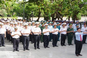 Quang cảnh lễ dâng hương tại Đài tưởng niệm các Anh hùng liệt sĩ. (Ảnh: CTV)