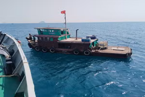 Tàu 785 tiếp cận ghe cá LA-03973 bị hỏng máy, đang trôi dạt trên biển. (Ảnh: CTV)