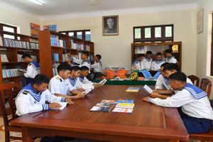 Chiến sĩ đảo Sơn Ca đọc sách tại thư viện. (Ảnh: CTV)