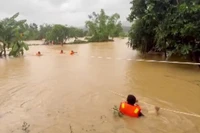 Cảnh sát triển khai phương án cứu hộ người dân ở xã Điền Lư.
