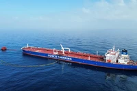 Tàu vận chuyển dầu thô neo đậu, cung cấp nguyên liệu cho Nhà máy Lọc hóa dầu Nghi Sơn.