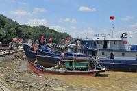 Tàu thuyền neo đậu trong lạch Trường, tỉnh Thanh Hóa.