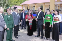 Phó Chủ tịch Quốc hội trao đổi với cán bộ tỉnh Thanh Hóa và cử tri thôn Tân Thành, xã Pù Luông.