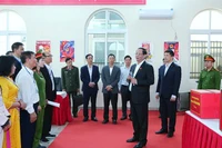 Phó Chủ tịch Quốc hội Trần Quang Phương kiểm tra điều kiện phục vụ bầu cử ở phố Bình Minh, phường Hạc Thành, tỉnh Thanh Hóa.