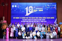 Đại diện Ban tổ chức và các bộ, ban, ngành, đoàn thể cùng sinh viên tiêu biểu Học viện Tài chính tại buổi lễ. 