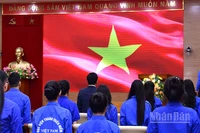 Đoàn viên, thanh niên Mặt trận Tổ quốc, các đoàn thể Trung ương thực hiện nghi thức chào cờ tại buổi lễ.