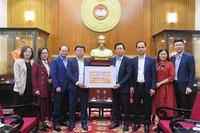 Đại diện lãnh đạo, cán bộ Ban Tuyên giáo và Dân vận Trung ương trao biển tượng trưng số tiền ủng hộ đồng bào vùng lũ tại trụ sở Ủy ban Trung ương Mặt trận Tổ quốc Việt Nam.
