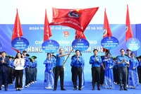 Đồng chí Nguyễn Minh Triết, Ủy viên dự khuyết Trung ương Đảng, Bí thư Thường trực Trung ương Đoàn (thứ 4 từ phải sang, hàng đầu) cùng đại diện Đoàn Thanh niên thành phố Hà Nội và các đơn vị liên quan thực hiện nghi thức khởi động Tháng Thanh niên của tuổi trẻ Thủ đô.