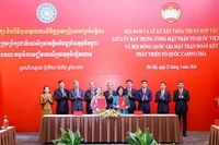 Đồng chí Bùi Thị Minh Hoài và bà Men Sam An (hàng đầu) trao biên bản ký kết thỏa thuận hợp tác. 